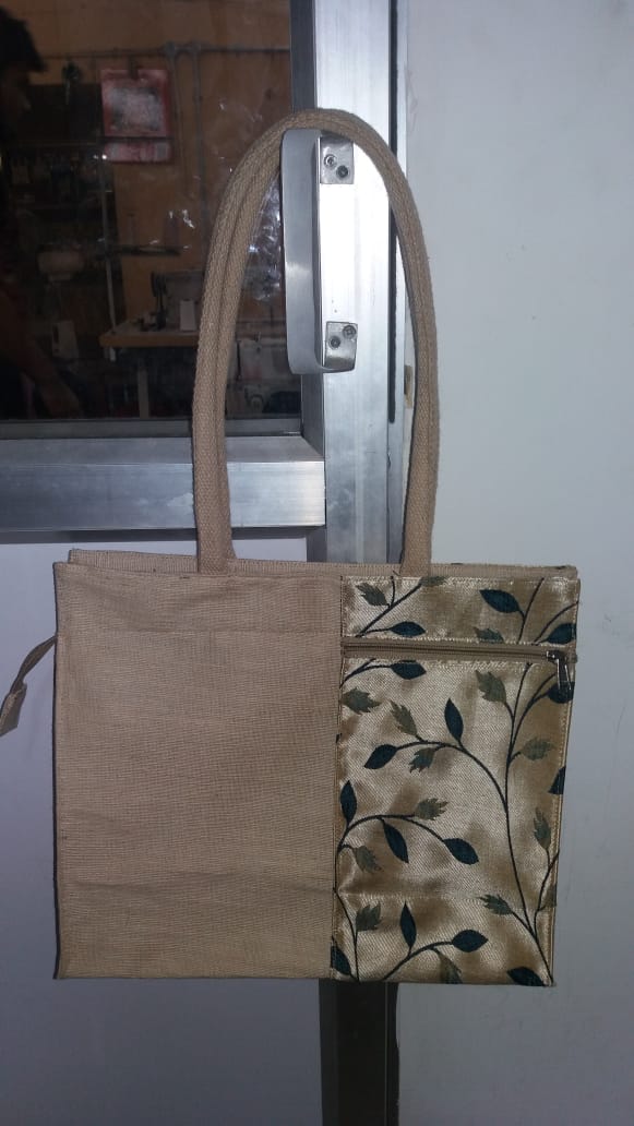 Metallized Non Woven Wooden Handle Gift Bag( Katta Pai) at Rs 30/piece |  Non Woven Shopping Bag in Madurai | ID: 13778883897